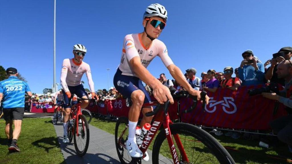 Mathieu van der Poel y un compañero de selección en los Mundiales de Australia