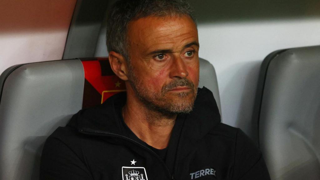 Luis Enrique, en el banquillo durante un partido de la selección española de fútbol