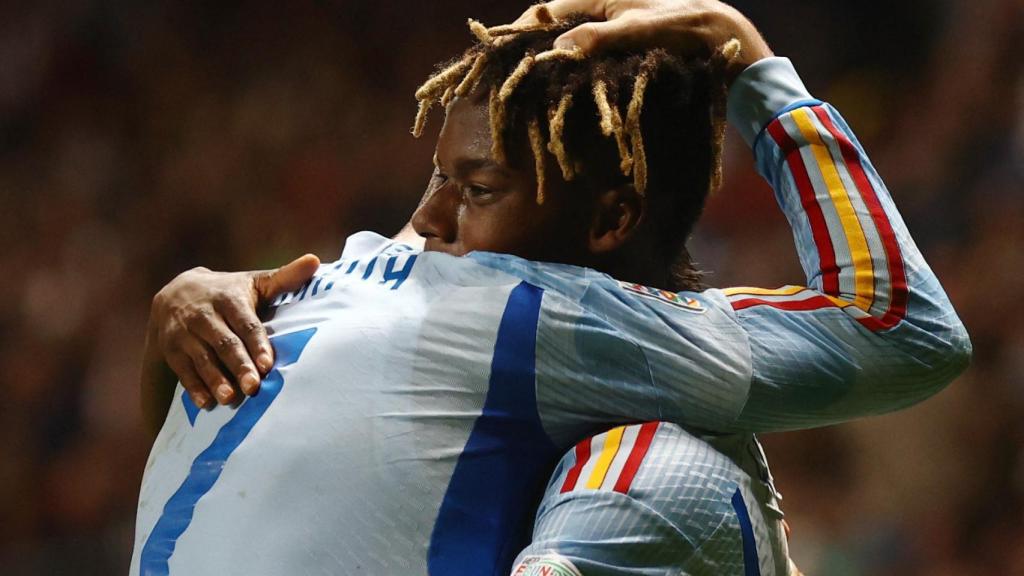 Abrazo entre Álvaro Morata y Nico Williams para celebrar el gol de España