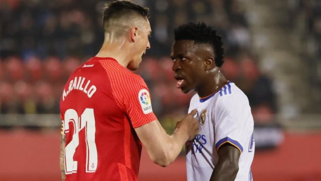 Raíllo, jugador del Mallorca, se encara con Vinicius