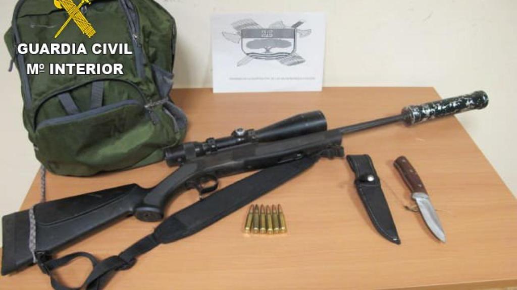 Pillan a un furtivo en acción en Toledo y cuando lo van a detener golpea a un agente