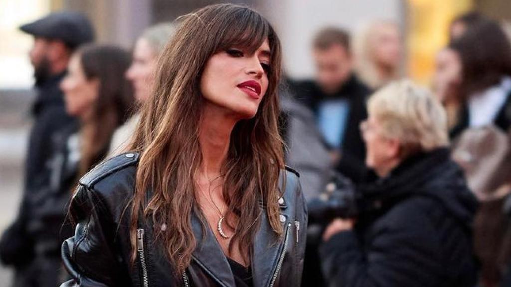 Sara Carbonero sobre la alfombra roja de París.