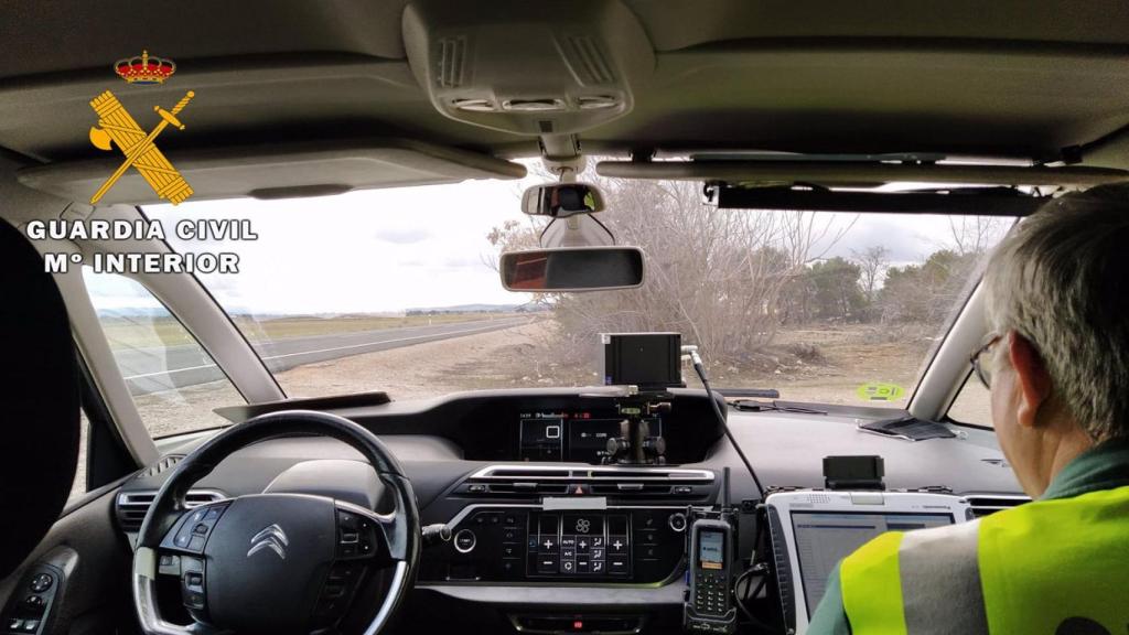 Un agente de la Guardia Civil maneja un radar de velocidad.