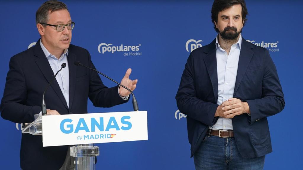 El secretario general del PP de Madrid, Alfonso Serrano, y presidente del Comité de Estrategia, Rafael Núñez.