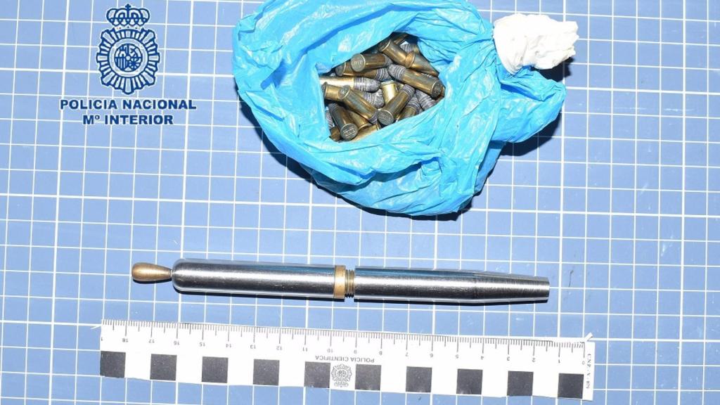 El bolígrafo-pistola requisado.