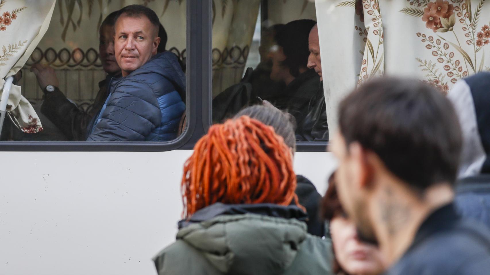Hombres reclutados por Putin a través de su decreto de movilización en un autobús en Moscú.