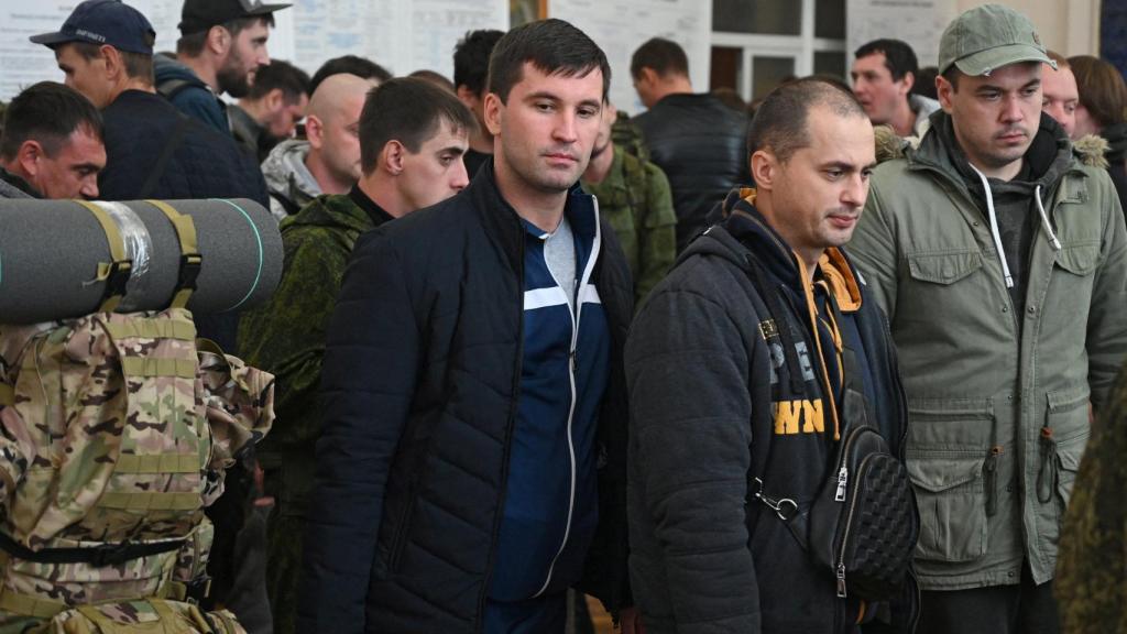 Reservistas rusos parten hacia bases militares durante la movilización de tropas, en Bataysk.