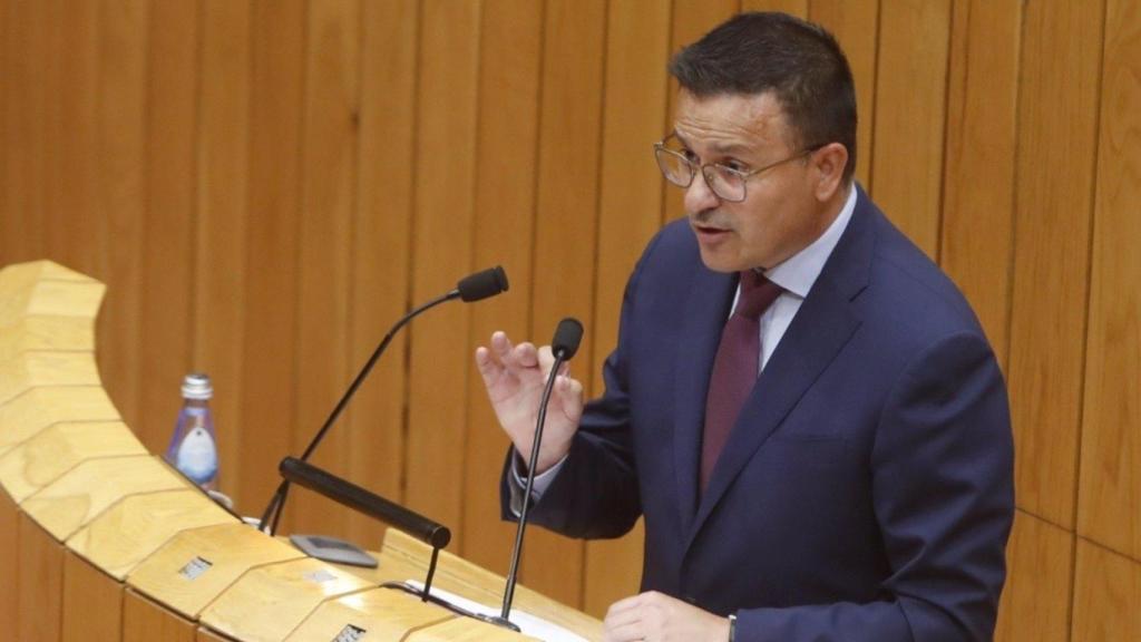 El conselleiro de Medio Rural, José González, en el pleno del Parlamento.