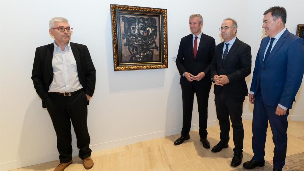 El titular del Gobierno gallego, Alfonso Rueda en la inauguración de la exposición ‘Foi un home. Laxeiro en América (Buenos Aires 1950-1970)