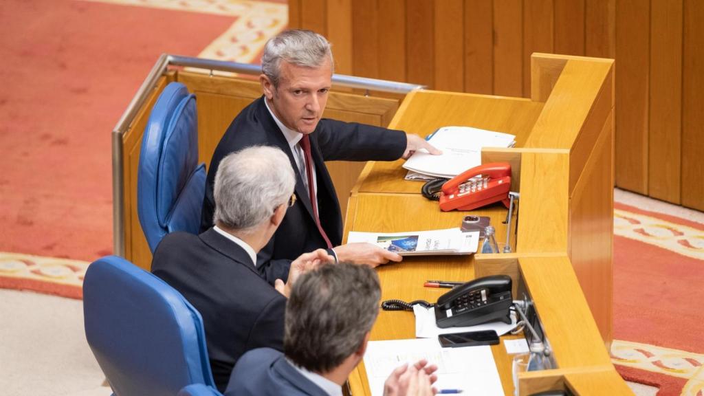El presidente de la Xunta, Alfonso Rueda, junto al vicepresidente primero, Francisco Conde, y al vicepresidente segundo, Diego Calvo, en el Parlamento de Galicia.