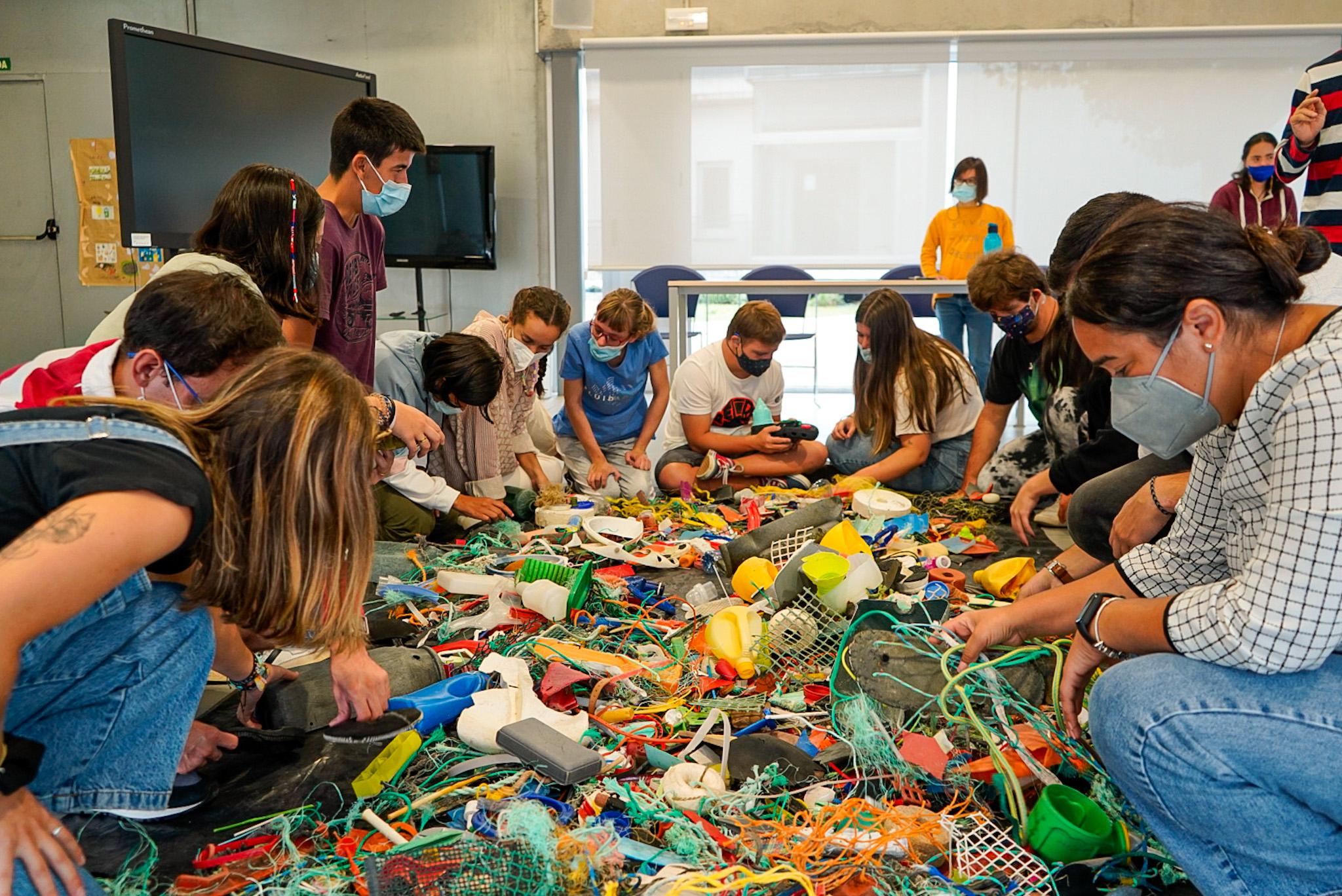 Taller de reciclaje al que han asistido usuarios de Down Coruña y el personal de Vegalsa-Eroski