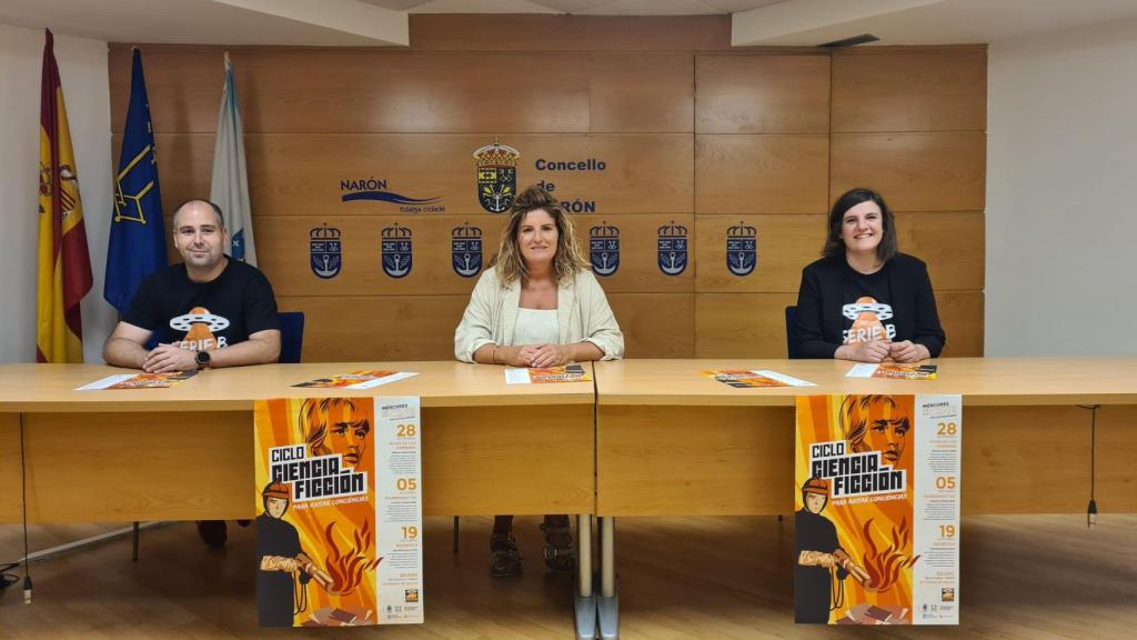 La alcaldesa de la ciudad, en el centro, junto a miembros de Cineclube Serie B