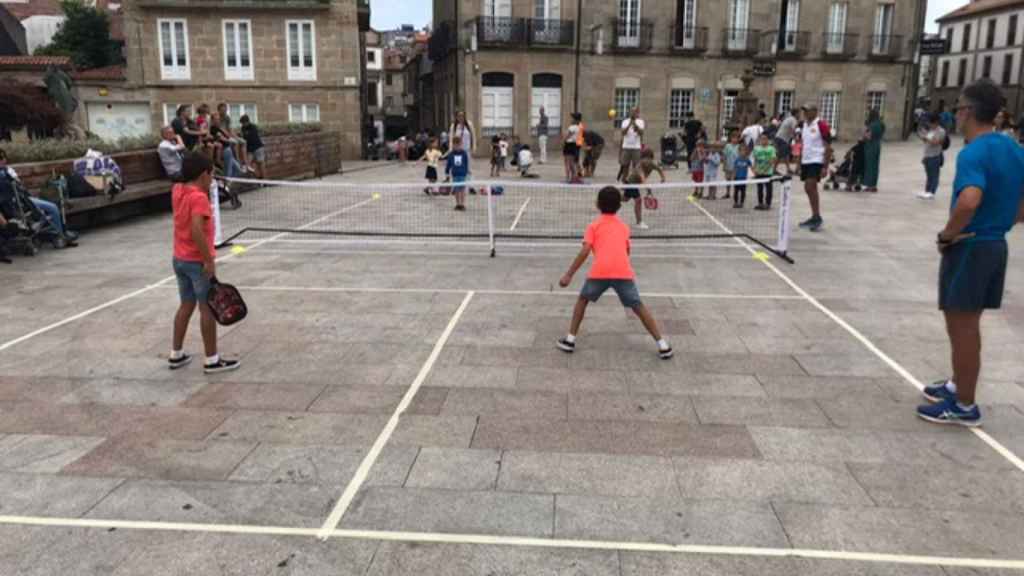 Niños jugando al pickleball en Pontevedra.