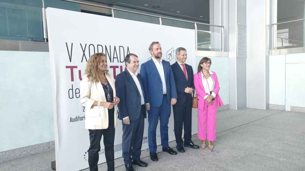 La presidenta de la Diputación, Carmela Silva; el alcalde de Vigo, Abel Caballero; el secretario de Estado de Turismo, Fernando Valdés; el delegado del Gobierno, José Miñones; y la subdelegada del Gobierno, Maica Larriba, en la V Jornada TurisTIC.