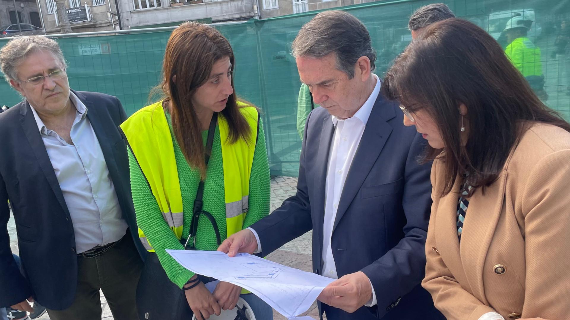 Caballero consulta los planos de la excavación acompañado por una técnico. Foto: Treintayseis