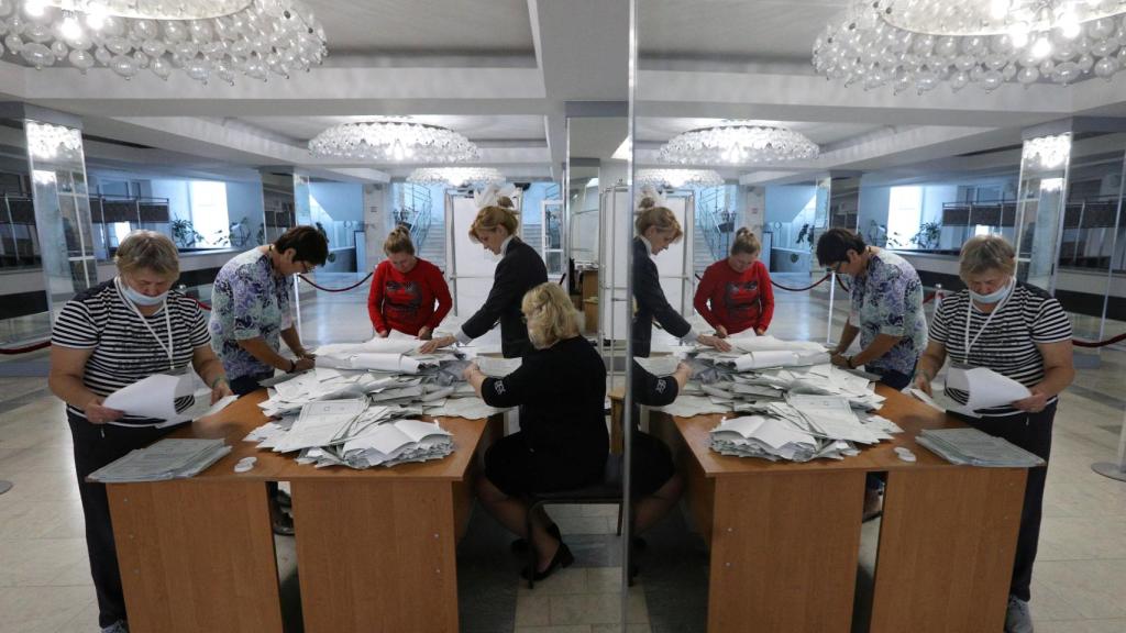 Miembros de una mesa electoral de Sebastopol, en Crimea, llevan a cabo el recuento del referéndum.