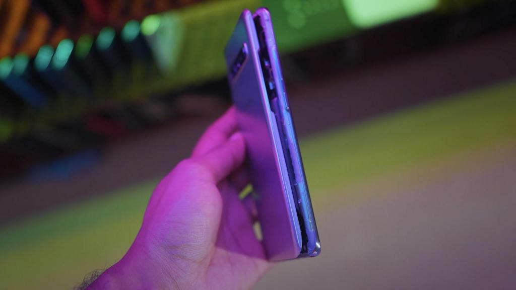 Teléfono de Maini con la batería hinchada.