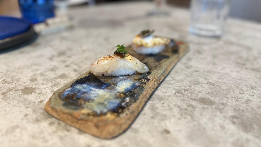 Nigiri de vieira con salsa XO