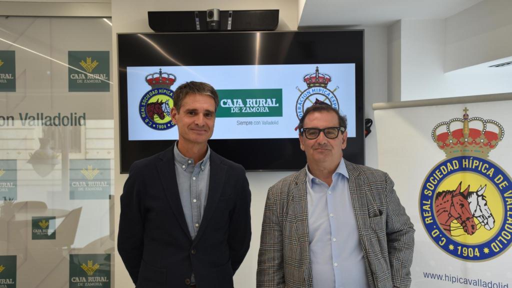 Fernando Pérez, responsable del concurso, junto a Narciso Pérez, director de comunicación de Caja Rural en el acto de presentación