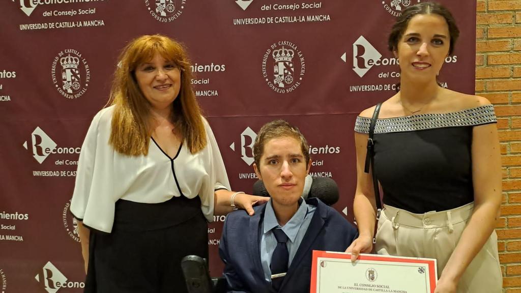 Goyi Gómez junto a sus dos hijos después de recoger el galardón de la UCLM.