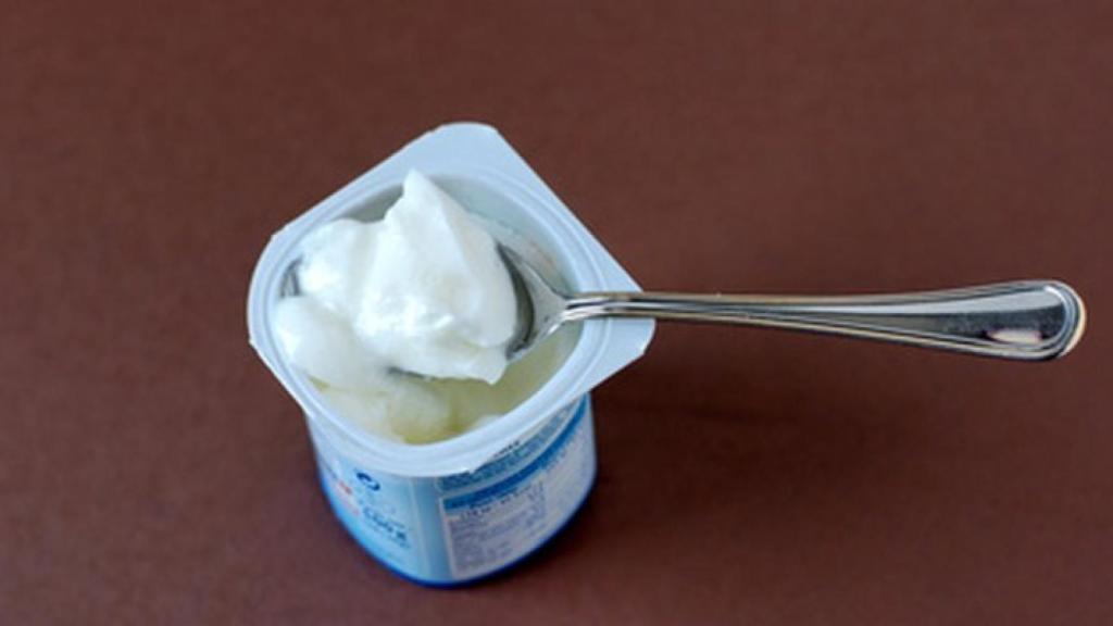 Yogur fuera de la nevera.