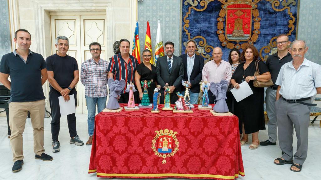 Parte del equipo de Gobierno local con los artistas seleccionados.