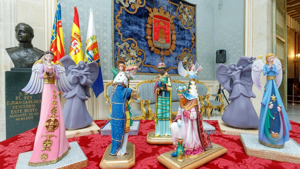 Las nueve figuritas que pasarán a ser gigantes, expuestas en el Ayuntamiento de Alicante.