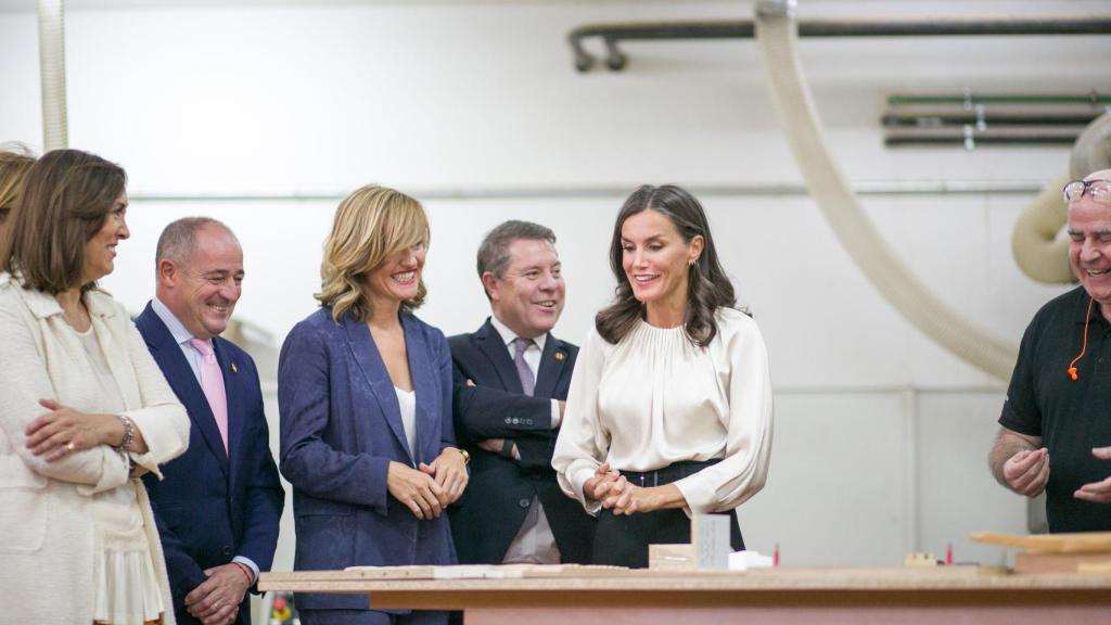La reina Letizia antes de recibir el regalo.