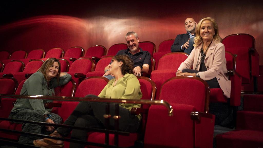 Carmen, Rafa, Rosalía, Nacho y Pilar, en las butacas del Teatro Marquina.