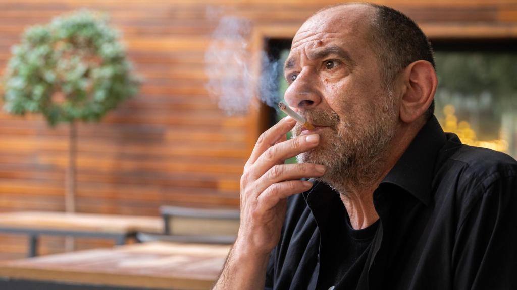 Karra Elejalde da una calada a un cigarrillo durante la entrevista con El Español