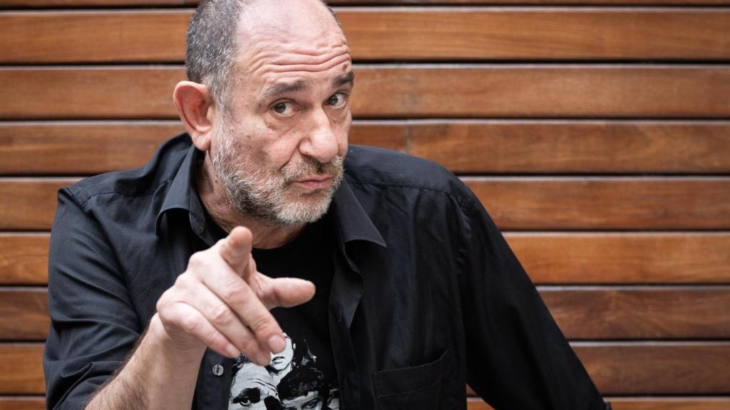 Karra Elejalde señala a cámara durante una sesión de fotos con El Español