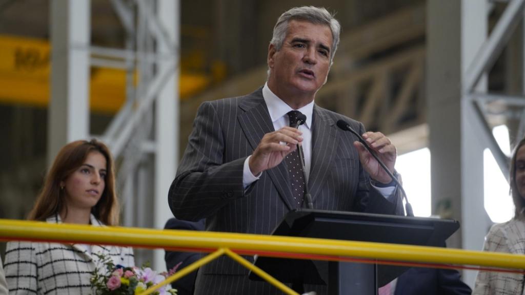 El presidente de la compañía, Adolfo Utor, en compañía de la atleta Andrea Romero.