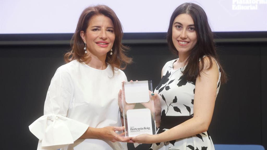 Hortensia Roig y Andrea Navarro, durante la entrega del premio. EE