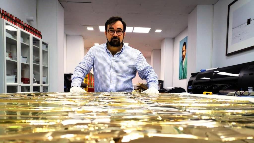 Lluís Masià con una de las obras que forman parte de la serie 'Refusé'.