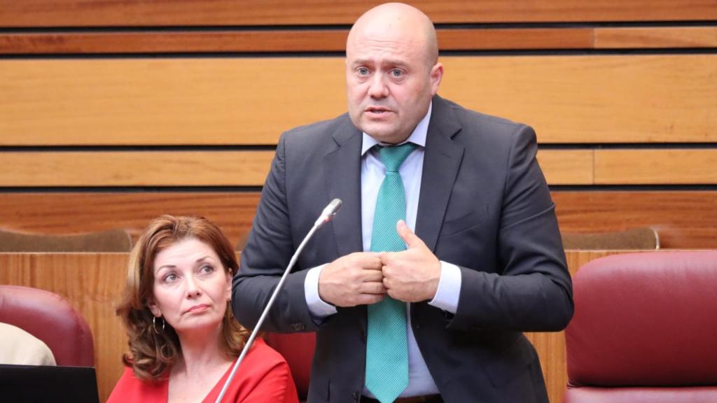 El procurador socialista Javier Campos defendiendo la PNL en las Cortes.