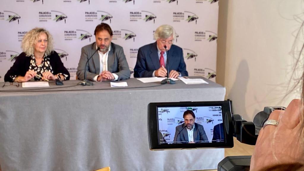 El concejal de Turismo y Relaciones con las Universidades, Fernando Castaño, acompañado de la vicerrectora de Estudiantes y Sostenibilidad, Celia Aramburu, y del presidente del Capítulo Salmanticense de Alumni-USAL, Román Álvarez