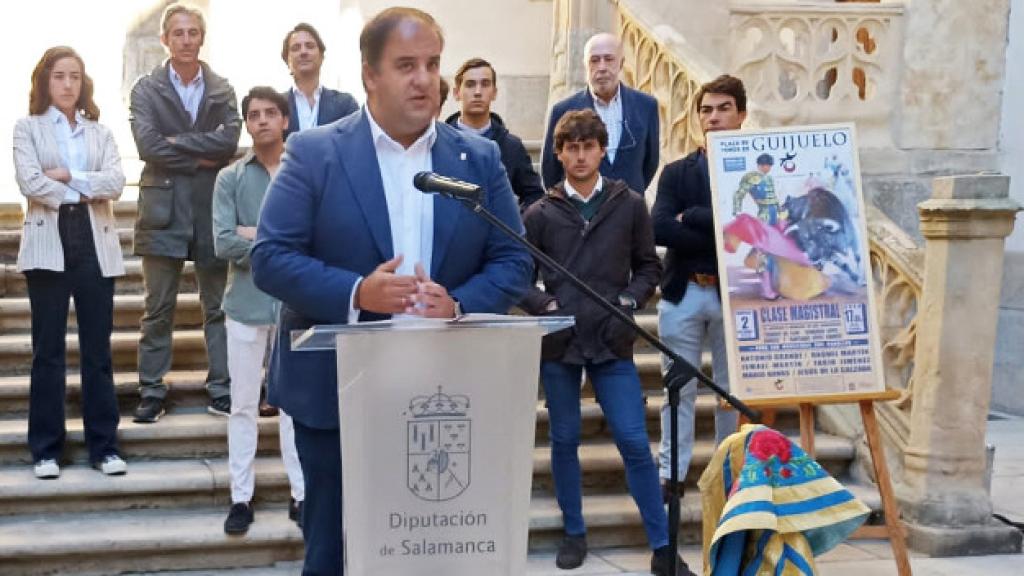 El alcalde de Guijuelo, Roberto Martín, en la presentación de la Clase Magistral