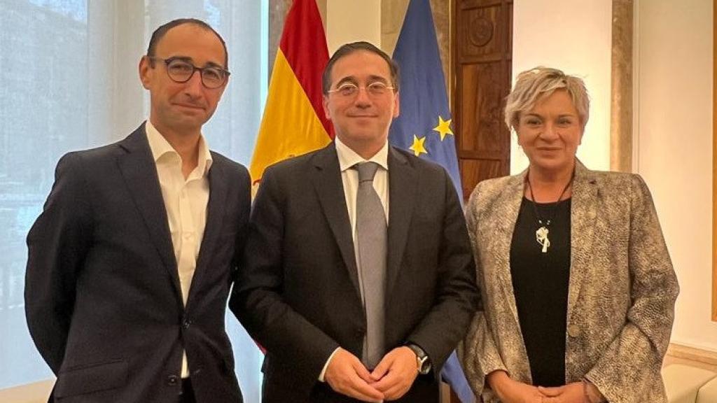 David Serrada y Elena Diego, junto al ministro de Exteriores