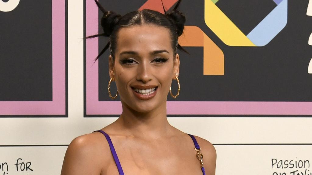 La cantante Chanel Terrero posando en el 'photocall' de la cena de nominados de Los40 Music Awards 2022.