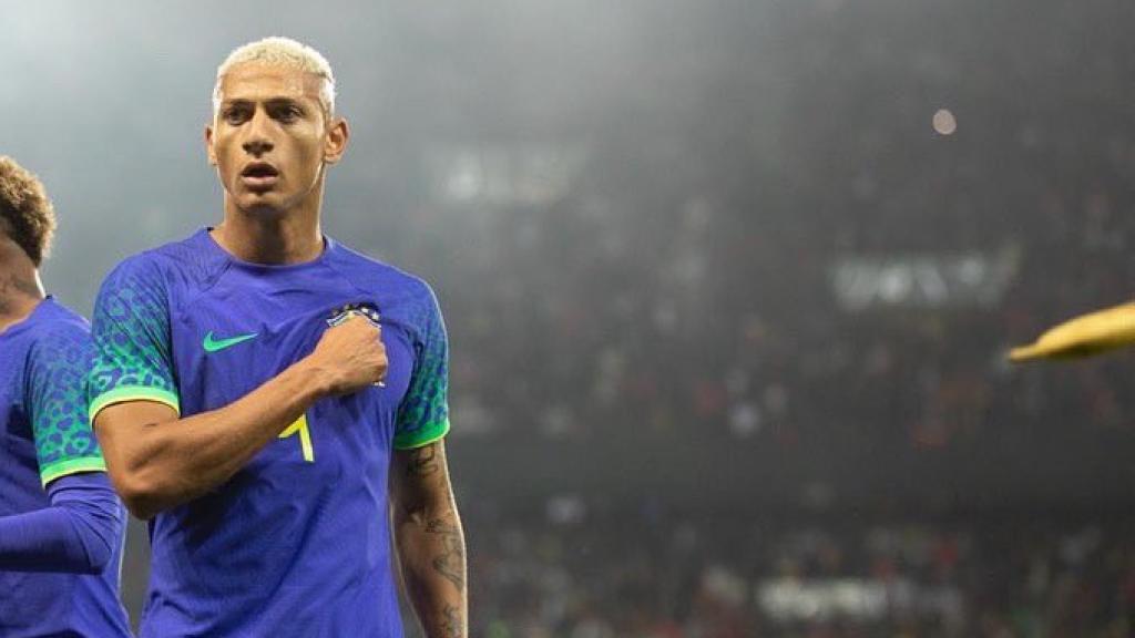 Richarlison celebra un gol con Brasil y le lanzan un plátano desde la grada