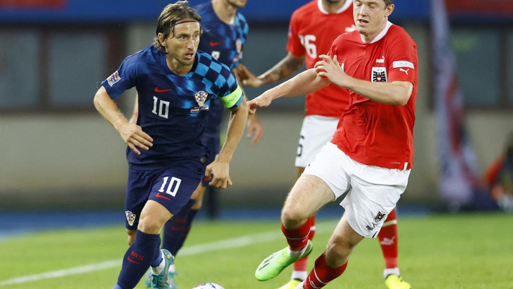 Luka Modric se marcha de un rival con Croacia.