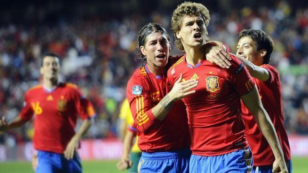 Fernando Llorente celebra un gol en la Selección con Sergio Ramos y David Silva