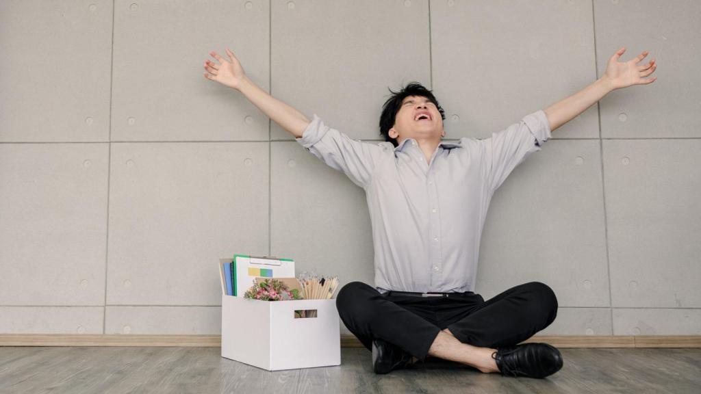 Un hombre que ha dejado su trabajo contempla su futuro.