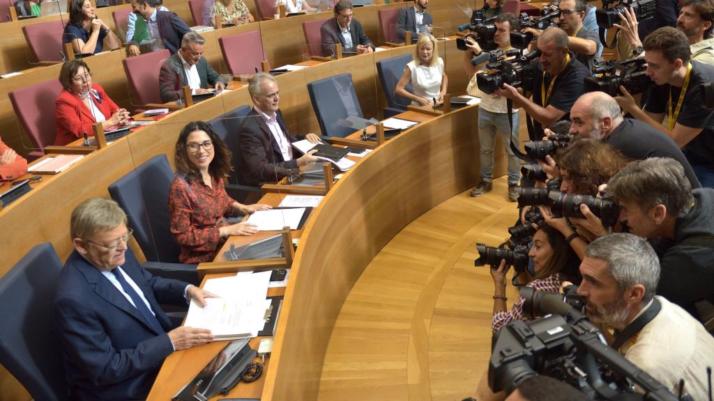 Ximo Puig (PSOE), Aitana Mas (Compromís) y Héctor Illueca (UP) en el pleno de política general de este martes.