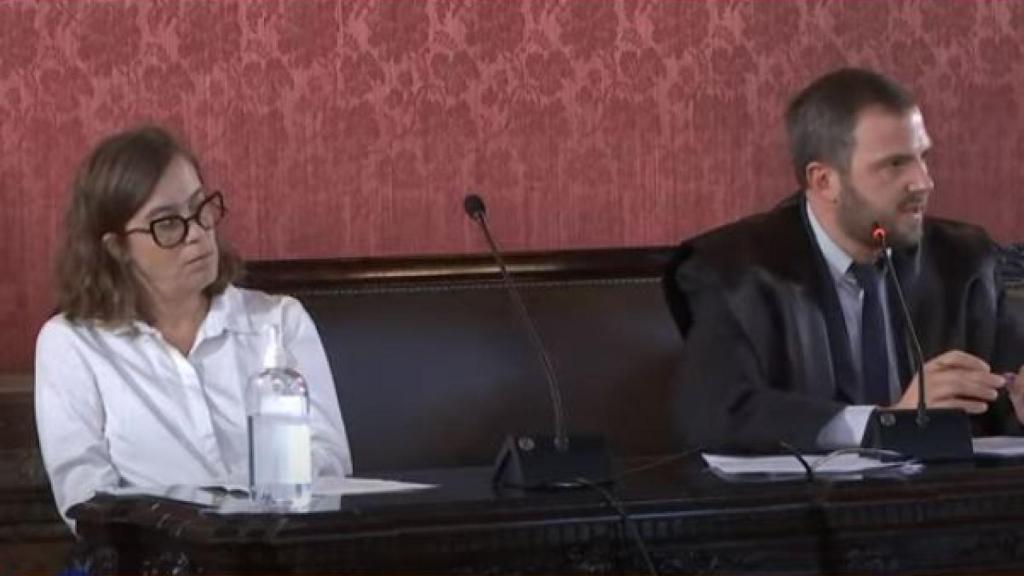 Eulalia Reguant, en el juicio celebrado en el Tribunal Supremo, junto a su defensor./