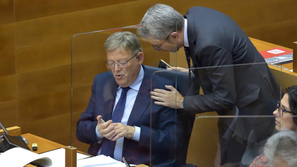 Ximo Puig, junto al 'conseller' de Hacienda, este martes en 'Les Corts Valencianes'. EE