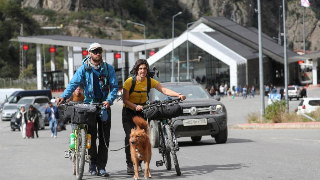 Ciudadanos abandonan Rusia.