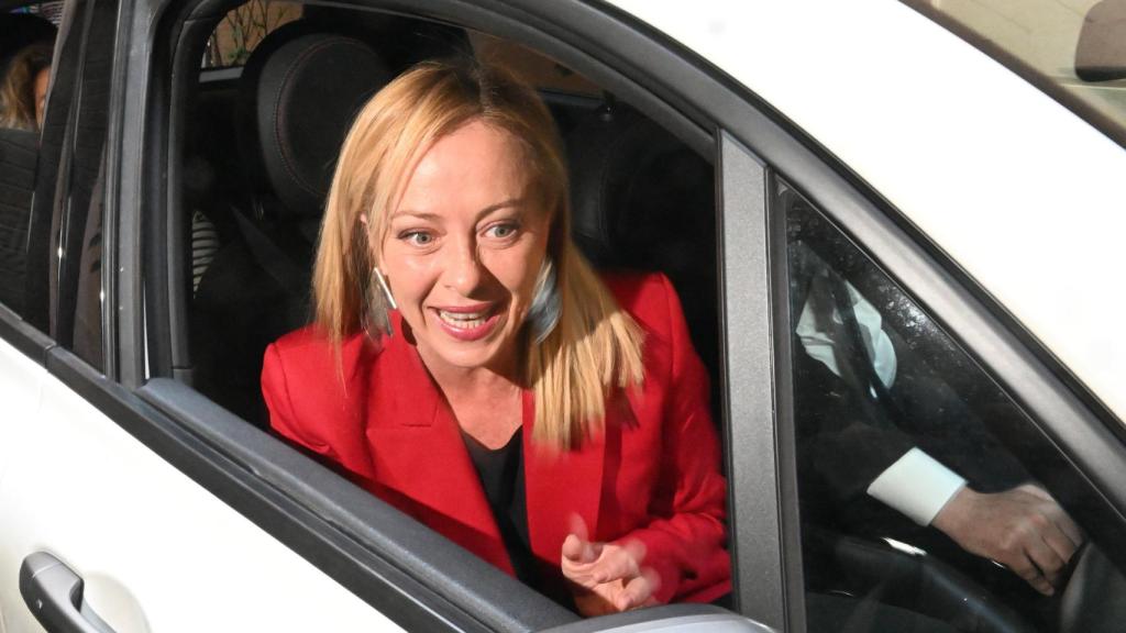 Giorgia Meloni sale de la sede de su partido, Hemanos de Italia, en Roma.