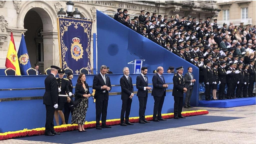 Entrega de condecoraciones al mérito por parte de las autoridades