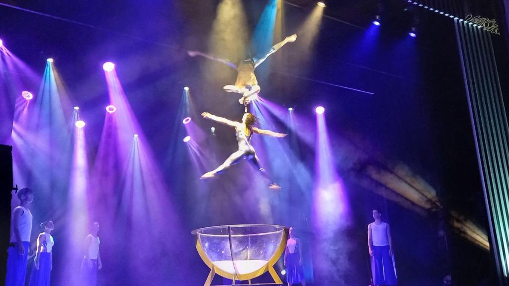 Acróbatas durante un número con agua